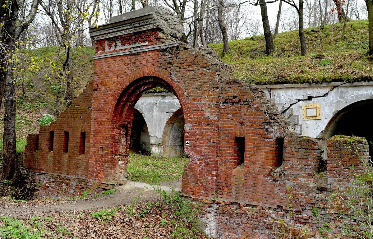 Niebawem rozpoczną się prace remontowo-konserwatorskie bramy fortecznej Fortu I Salis Soglio w Jaksmanicach.<br/>fot.zbiory własne
