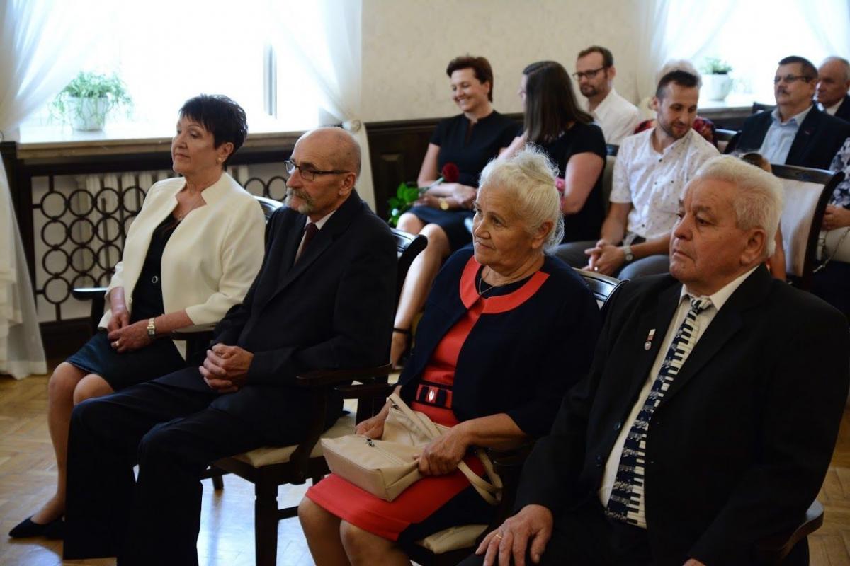 50-lecie małżeństwa to wyjątkowy jubileusz, skłaniający do refleksji i będący okazją do wspomnień. Obchodzili go Zofia i Jan Krzywonosowie oraz Marta i Andrzej Olchawowie.<br/>fot.UG Przeworsk