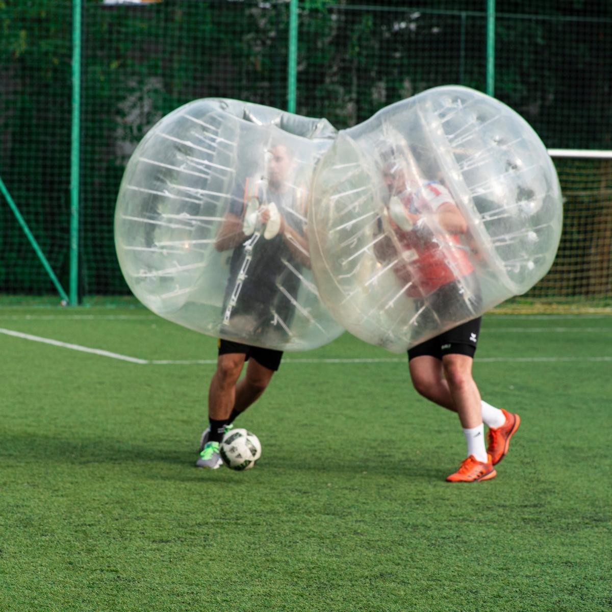 Przemyślanie przygotowania do sezonu 2019 – 2020 rozpoczęli 3 sierpnia br. Od ciekawej propozycji, bo gry bubble football na sztucznej murawie Orlika przy Szkole Podstawowej nr 4 w Przemyślu. <br/>fot.wwww.facebook.com/srsczuwajprzemysl