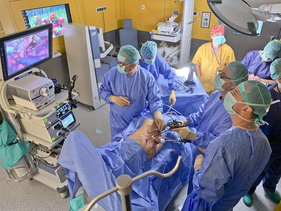 Trudnego przedsięwzięcia podjął się zespół złożony z chirurgów, urologów i nefrologów transplantologów. Przeszczep wykonali: dr med. Tomasz Kruszyna wraz z prof. Piotrem Richterem.<br/>fot.www.su.krakow.pl