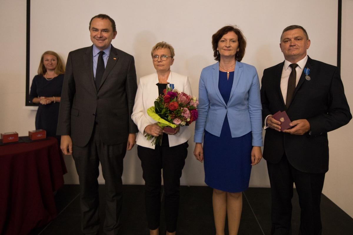 Elżbieta Rusinko oraz Janusz Horoszkiewicz w towarzystwie wojewody podkarpackiego Ewy Leniart i ministra Adama Kwiatkowskiego z Kancelarii Prezydenta RP (pierwszy z lewej).<br/>fot.Urząd Marszałkowski w Rzeszowie