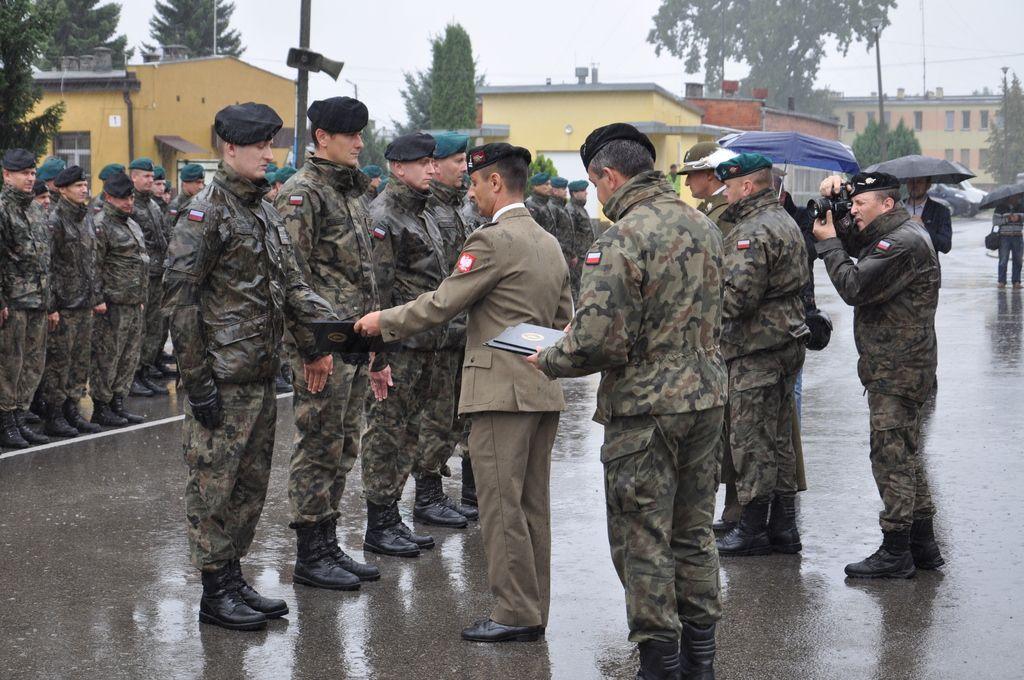 Zarówno wojskowa defilada, jak i ceremoniał wręczenia awansów na wyższe stopnie wojskowe odbyły się w strugach ulewnego deszczu.<br/>fot.UM Przemyśl
