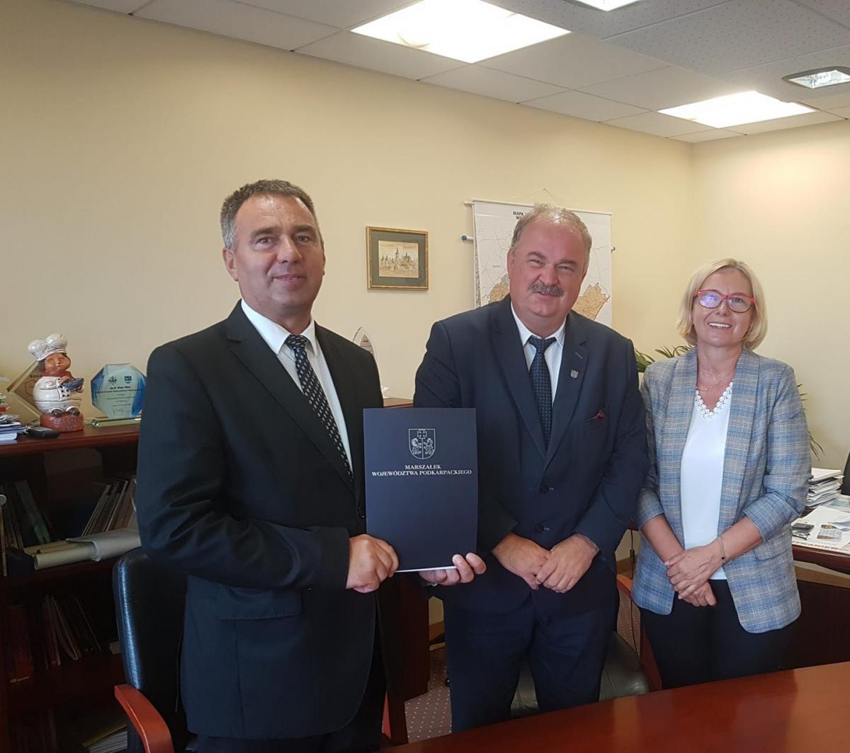 Umowę z ramienia gminy Radymno parafował wójt Bogdan Szylar (z lewej) oraz skarbnik Lucyna Piruta, z ramienia Urzędu Marszałkowskiego w Rzeszowie wicemarszałek Piotr Pilch.<br/>fot.ze zbiorów własnych