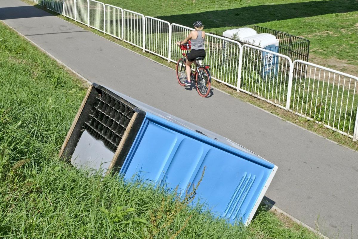 Przewrócona toaleta przy przystanku na ścieżce rowerowej.<br/>fot.Jacek Szwic