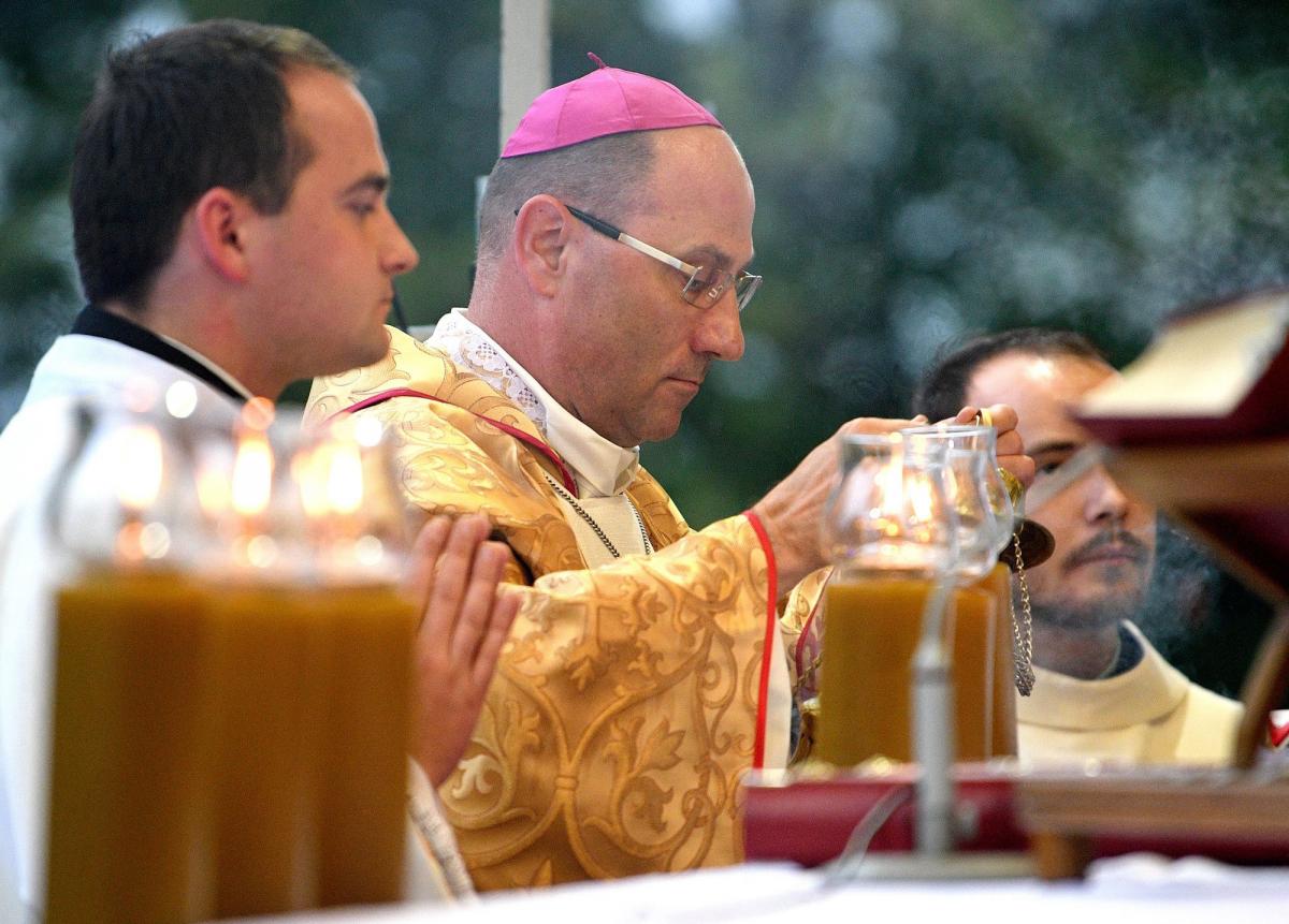 Przed rozpoczęciem mszy prymas poświęcił dzwon „Andrzej Maksymilian Fredro” odlany z okazji 340. rocznicy śmierci fundatora sanktuarium<br/>fot.zbiory własne