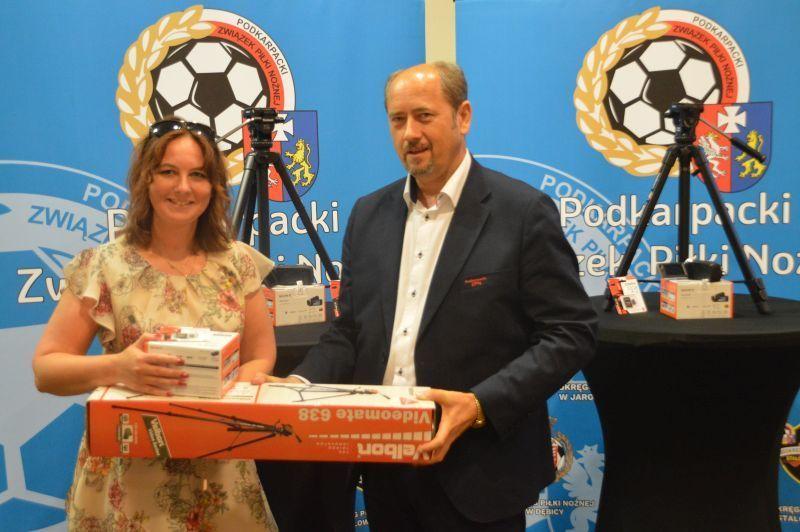 Zestawy przedstawicielom wszystkich IV-ligowych klubów przekazał prezes Podkarpackiego Związku Piłki Nożnej Mieczysław Golba.<br/>fot.ze zbiorów własnych