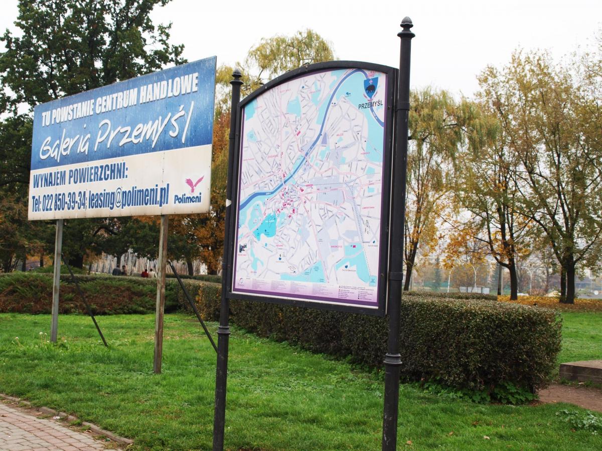 Przez kilka lat na placu Rotmistrza Pileckiego, znajdującego się przy ulicy Jagiellońskiej w Przemyślu, widniała tablica z informacją „Tu powstanie Galeria Przemyśl”. Nie powstanie. Teren został wystawiony na sprzedaż.<br/>fot.Mariusz Godos