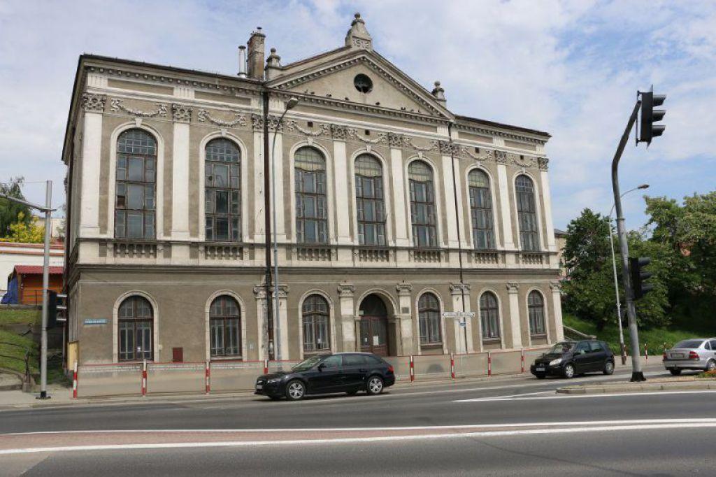 500 tys. zł (2017 r.) kosztował budynek przy ul. Tarnowskiego w Jarosławiu, gdzie przed II wojną światową mieściła się siedziba stowarzyszenia „Jad Charuzim”, a po wojnie m.in. ognisko baletowe i biblioteka publiczna.<br/>fot.Starostwo Powiatowe w Jarosławiu