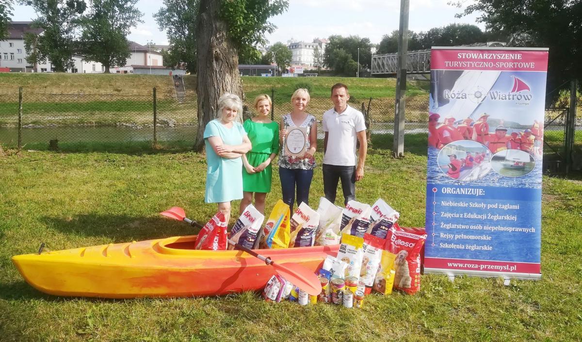 Ponad 100 kg karmy, czyli cały kajak, szefostwo Stowarzyszenia „Róża Wiatrów” przekazało przedstawicielom Stowarzyszenia Ochrony Zwierząt „Nadzieja” w Przemyślu.<br/>fot.ze zbiorów własnych