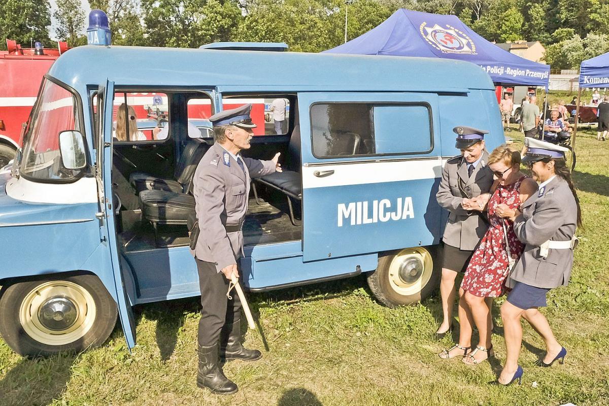 Rekonstruktorzy odegrali scenę zatrzymania podejrzanej.<br/>fot.Jacek Szwic