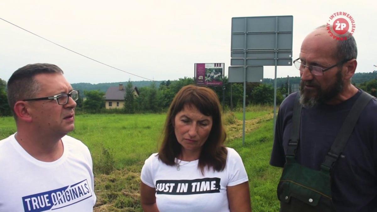 Przedstawiciele mieszkańców Korytnik, od lewej radny gminy Krasiczyn Jacek Kurasz, sołtys Korytnik Bożena Kurasz i Wiesław Racibor apelują do władz gminnych i starostwa powiatowego w Przemyślu o budowę chodnika biegnącego przez ich miejscowość i postawienie lamp.<br/>fot.Artur Wilgucki