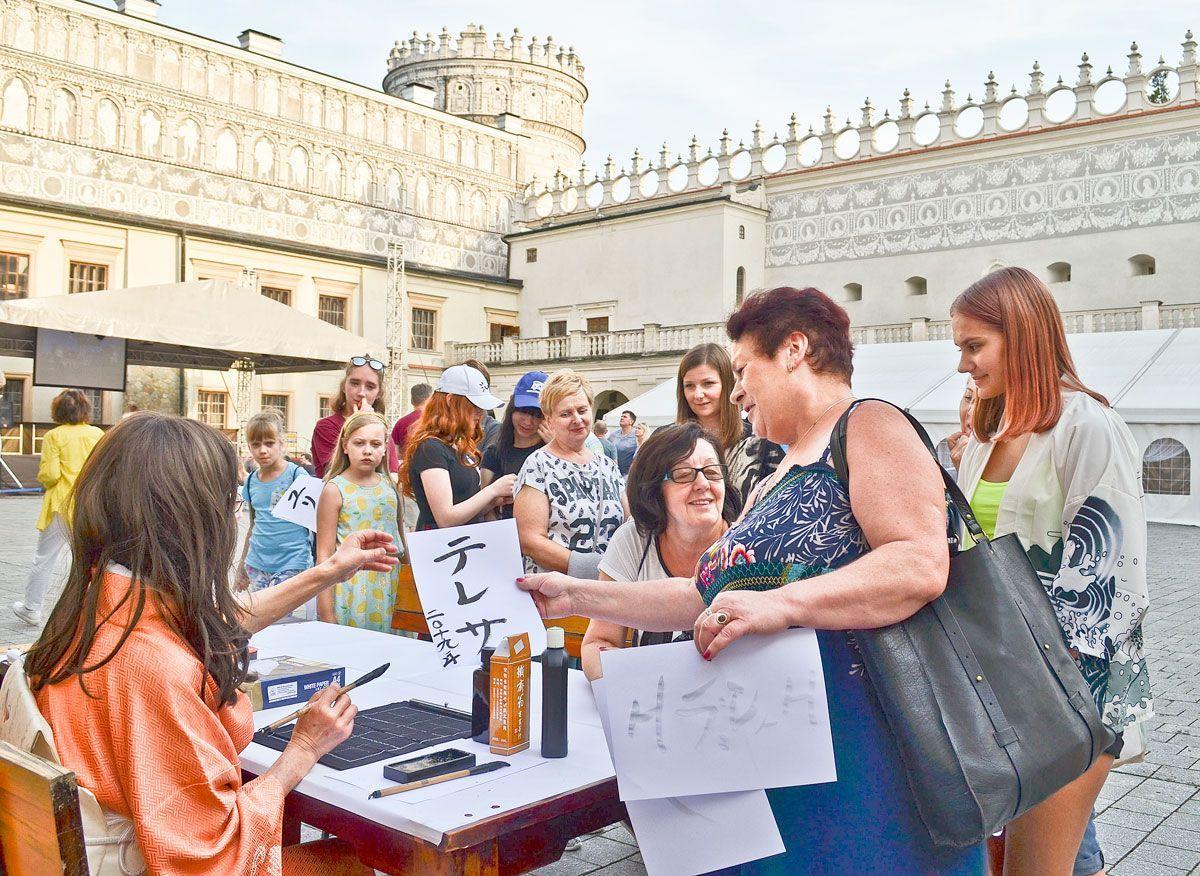 Goście mogli uczestniczyć m.in. w warsztatach kaligrafii.<br/>fot.Aleksandra Białoń