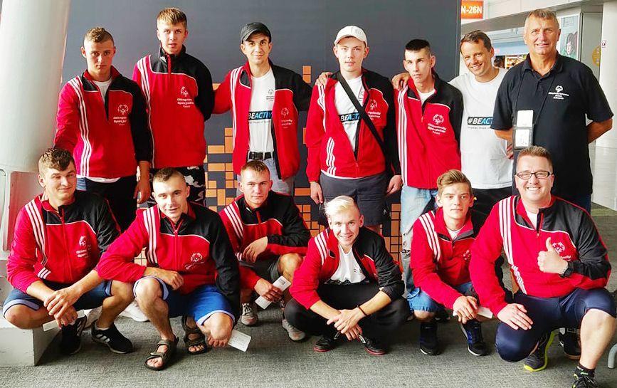Kadra Polski po turnieju w szwedzkim Goeteborgu. Pierwszy z prawej w dolnym rzędzie Tomasz Bandrowicz.<br/>fot.ze zbiorów własnych