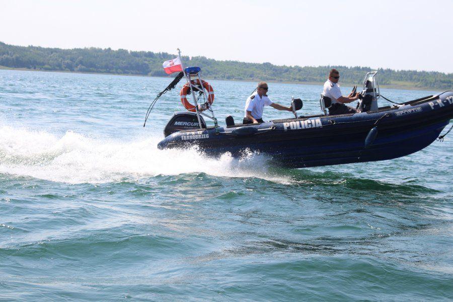 Tarnobrzescy policjanci wspólnie z ratownikami Wodnego Ochotniczego Pogotowia Ratunkowego wyciągnęli trzy osoby z wody. <br/>fot.KMP Tarnobrzeg