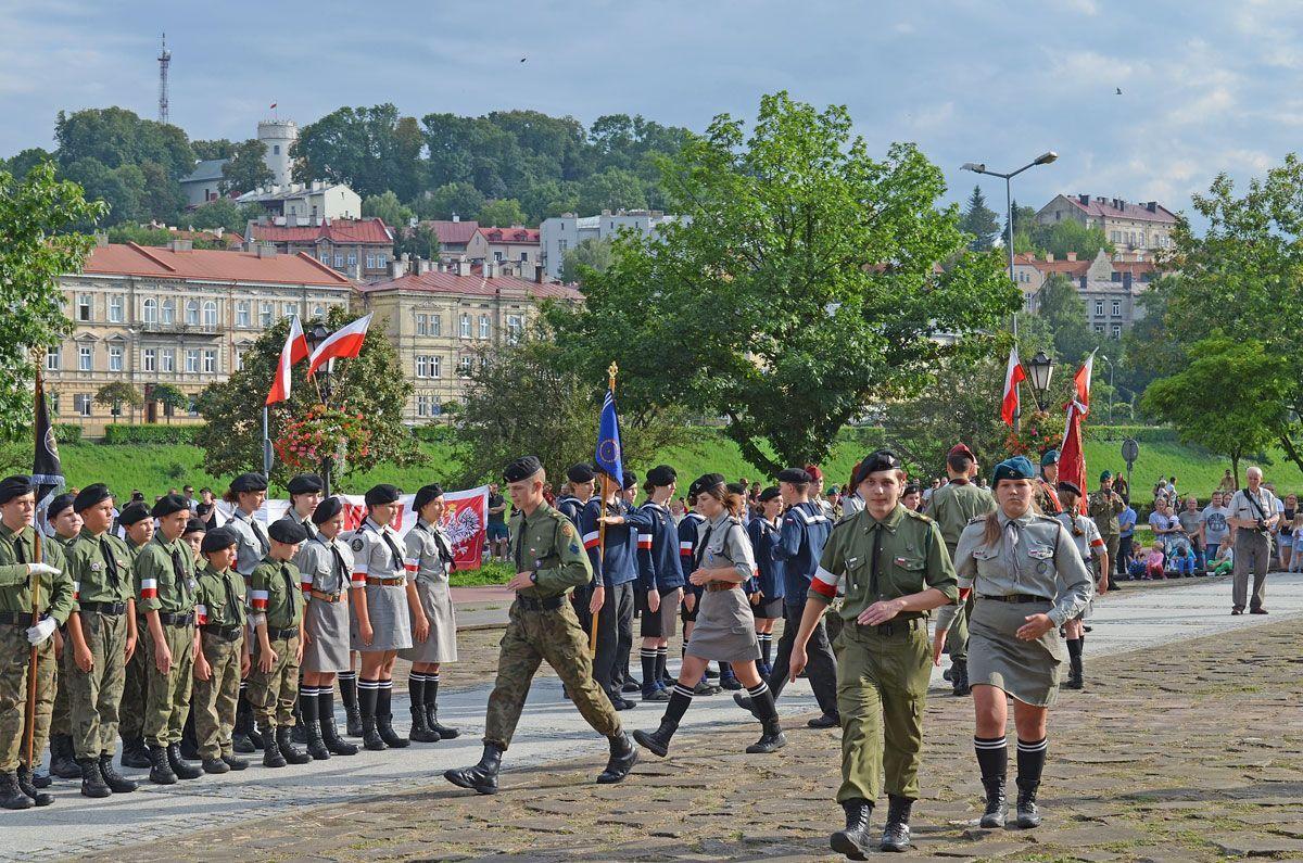 Uroczysta odprawa pod pomnikiem Orląt Przemyskich.<br/>fot.Aleksandra Białoń