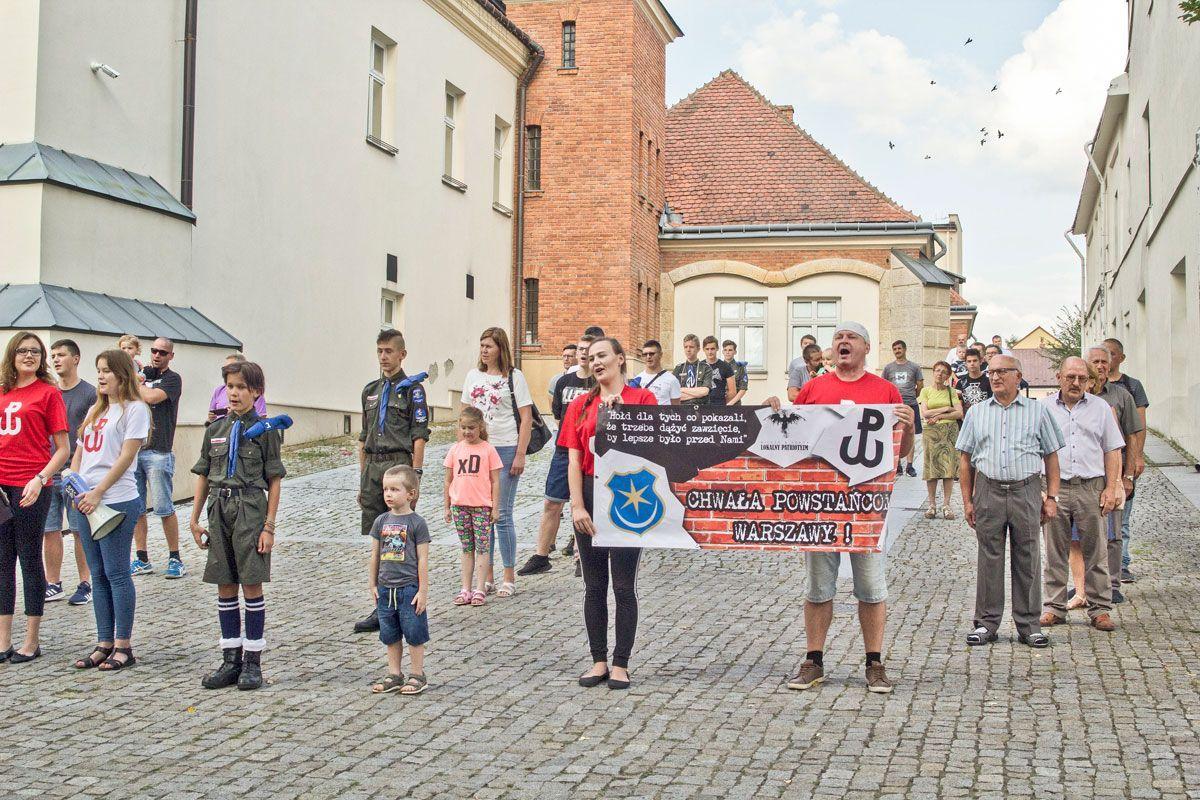 Na Rynku w Przeworsku członkowie Stowarzyszenia Patriotycznego Miłość & Honor Lokalny Patriotyzm i dołączający spontanicznie do akcji mieszkańcy uformowali „żywą kotwicę”.<br/>fot.Bartłomiej Pacek