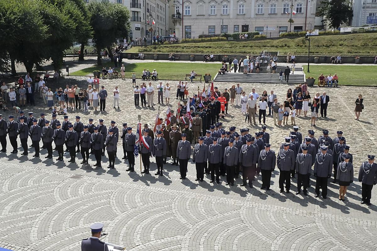 Poczty sztandarowe i pododdziały na uroczystym apelu.<br/>fot.Jacek Szwic