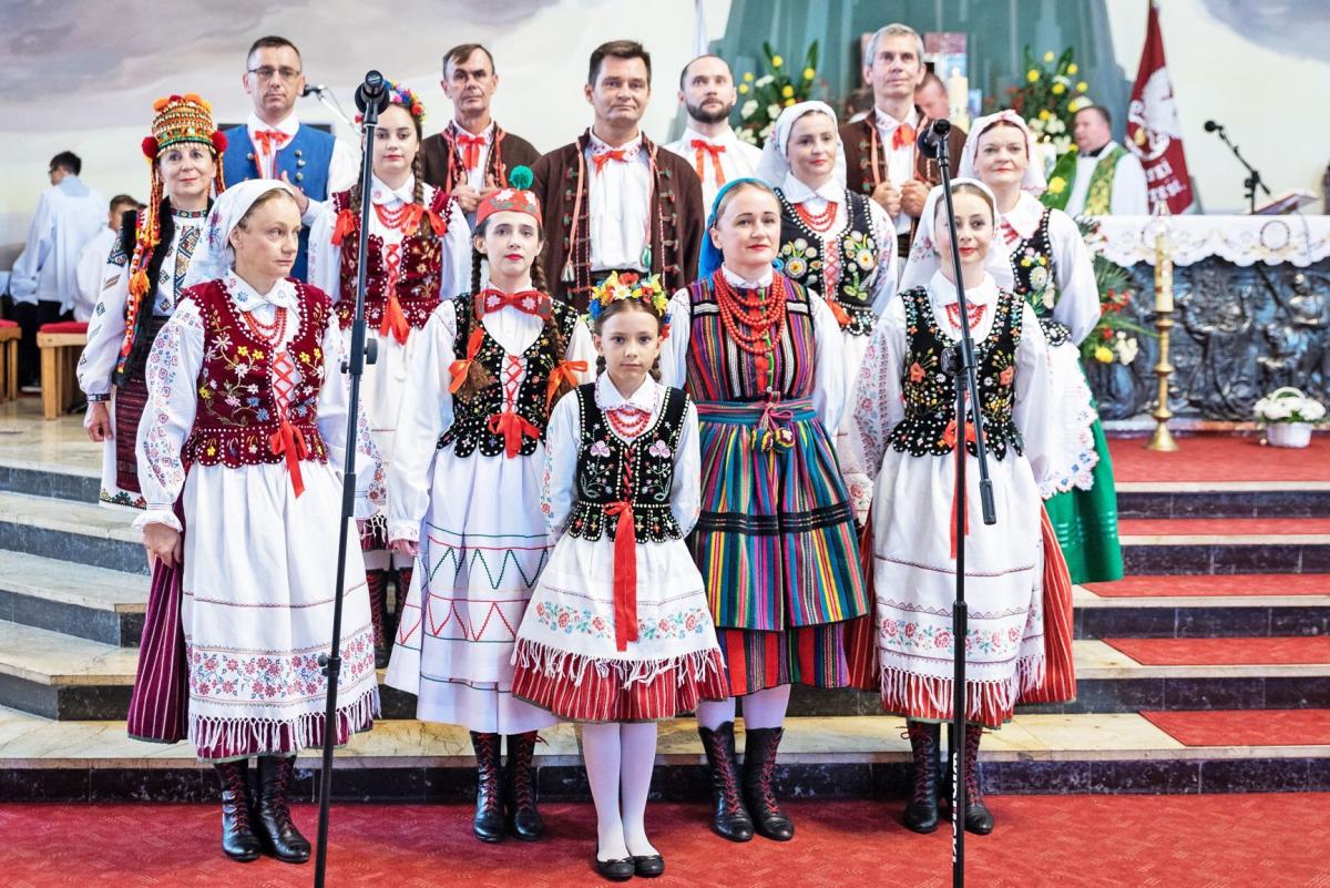 Zespół Pieśni i Tańca Kresy w czasie uroczystej Mszy Kresowej.<br/>fot.Tomasz Mielnik