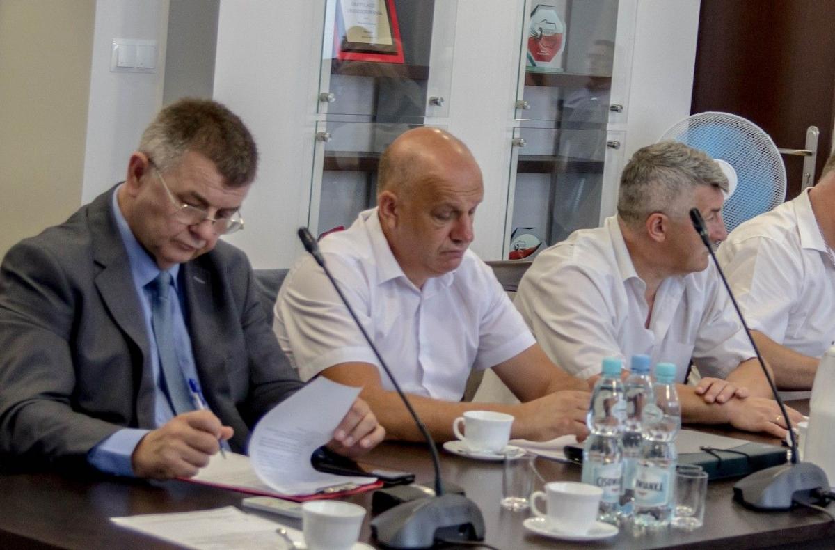 Adam Grenda (pierwszy z lewej ) w imieniu komisji, której przewodniczy, uzasadniał że odrzucenie skargi mieszkańca wynika z faktu, iż prace naprawcze nie zostały jeszcze zakończone.
<br/>fot.Bartłomiej Pacek