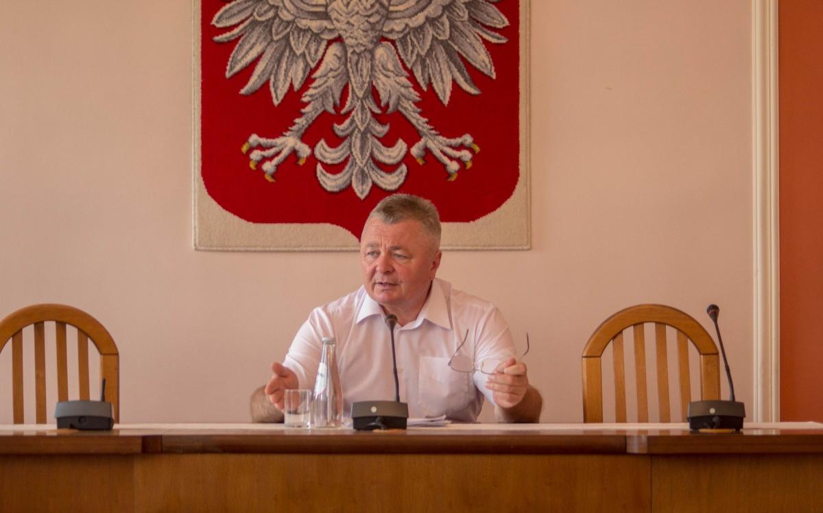 Wójt Ryznar na konferencji używał mocnych słów.<br/>fot.Bartłomiej Pacek
