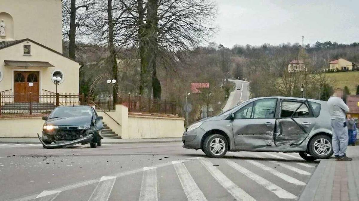 Jedna z kolizji na felernym skrzyżowaniu (kwiecień 2018 r.). Lustro nie pomogło i kierująca renault wymusiła pierwszeństwo na kierowcy citroena. Nikomu nic się nie stało. <br/>fot.Paweł Bugira