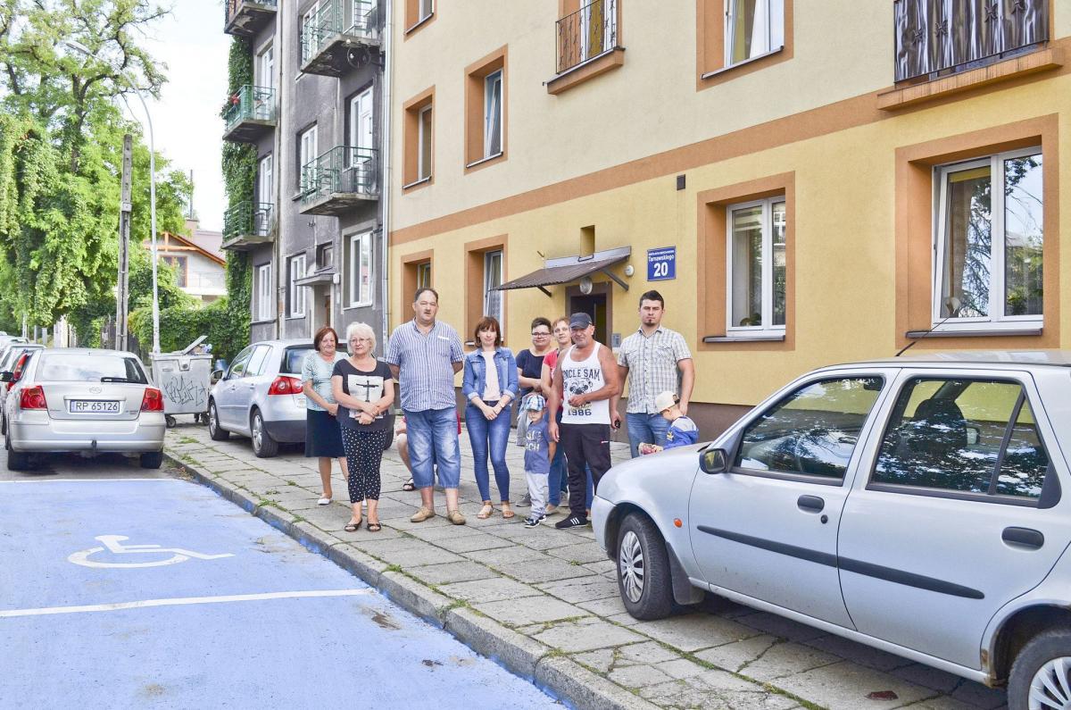 Miejsca dla niepełnosprawnych stoją puste, a osoby, które wcześniej tam parkowały, zostały pozbawione takiej możliwości. W rezultacie zmuszone są parkować dwie ulice dalej bądź czynią to na zakazie, narażając się na konsekwencje prawne.<br/>fot.Aleksandra Białoń