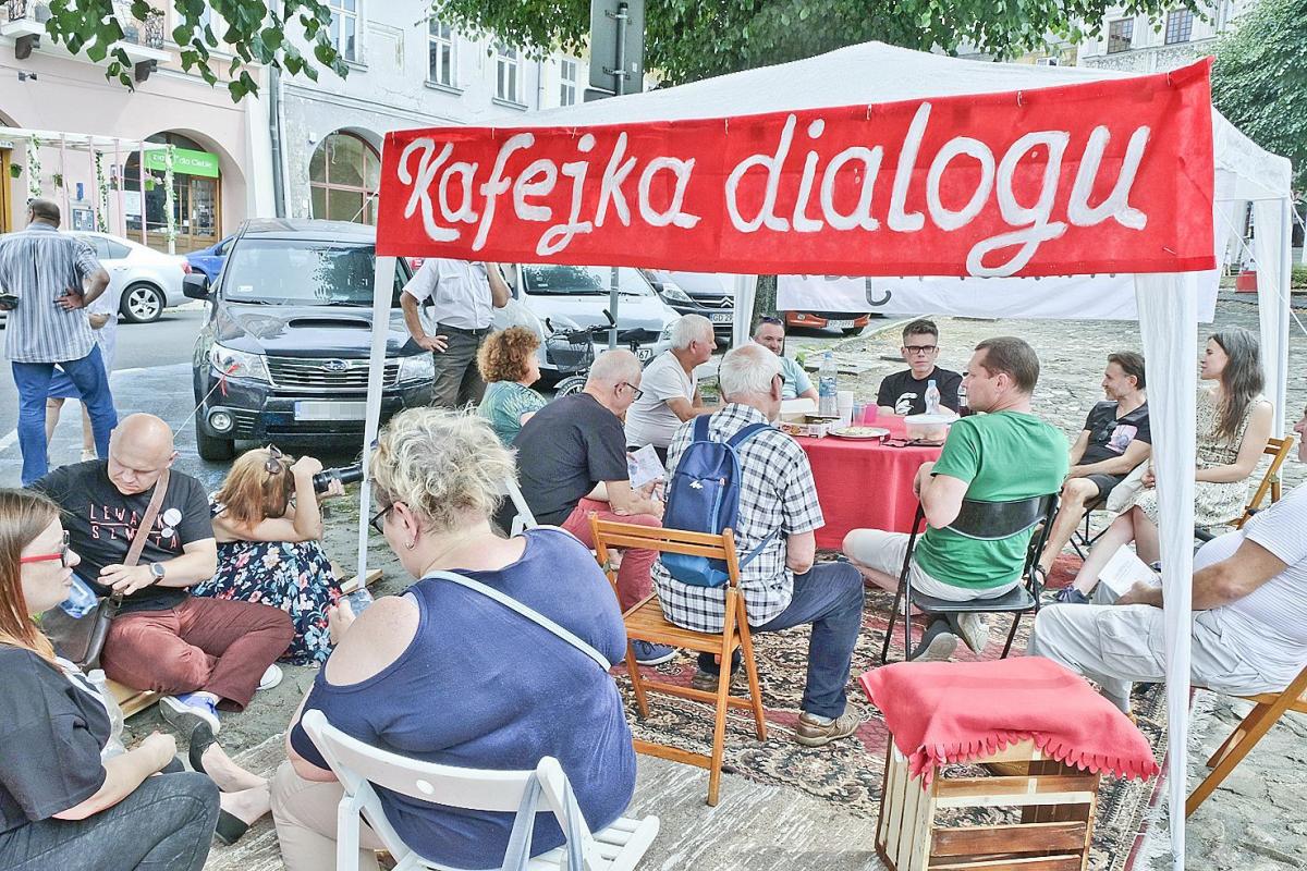 Każdy mógł uczestniczyć w spotkaniu z sędzią w „Kafejce dialogu”.<br/>fot.Jacek Szwic
