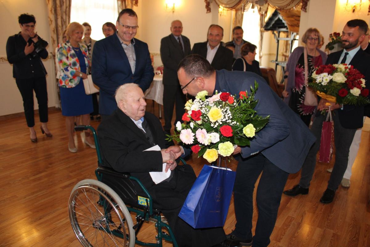 Wójt gminy Żurawica Tomasz Szeleszczuk przekazał na ręce zacnego jubilata naręcze kwiatów.<br/>fot.UG Żurawica