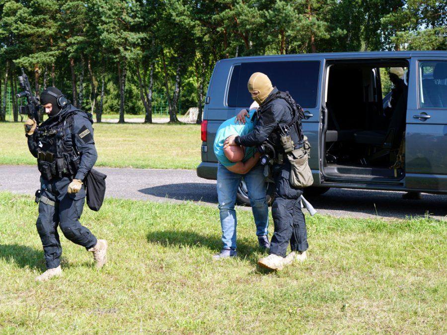 Jeden z mężczyzn podczas akcji zatrzymania.<br/>fot.Komenda Stołeczna Policji