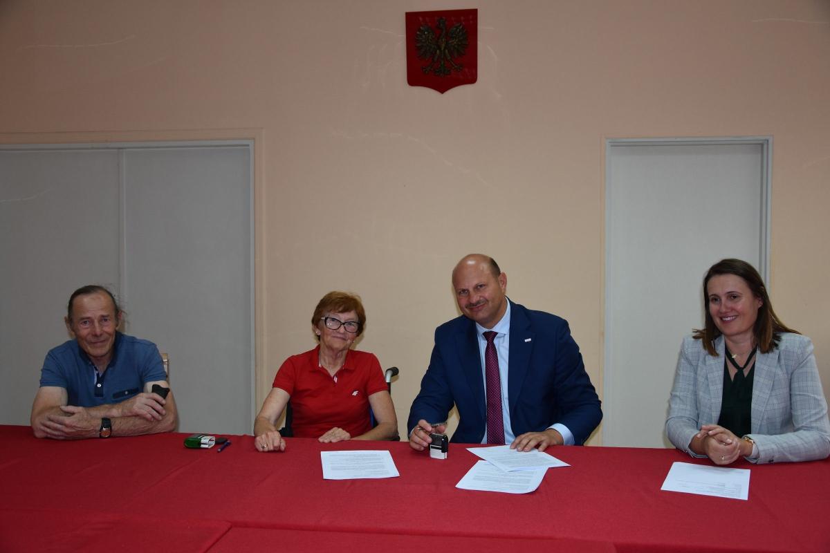 Podpisanie umowy z wykonawcą remontu WDK w Świętoniowej.<br/>fot.UG Przeworsk