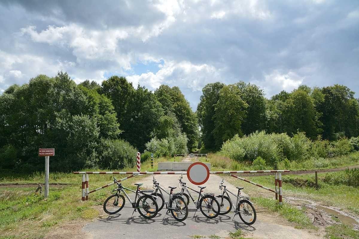 Belgowie przed szlabanem pozostawili rowery i pieszo przekroczyli granicę.<br/>fot.serwis BiOSG