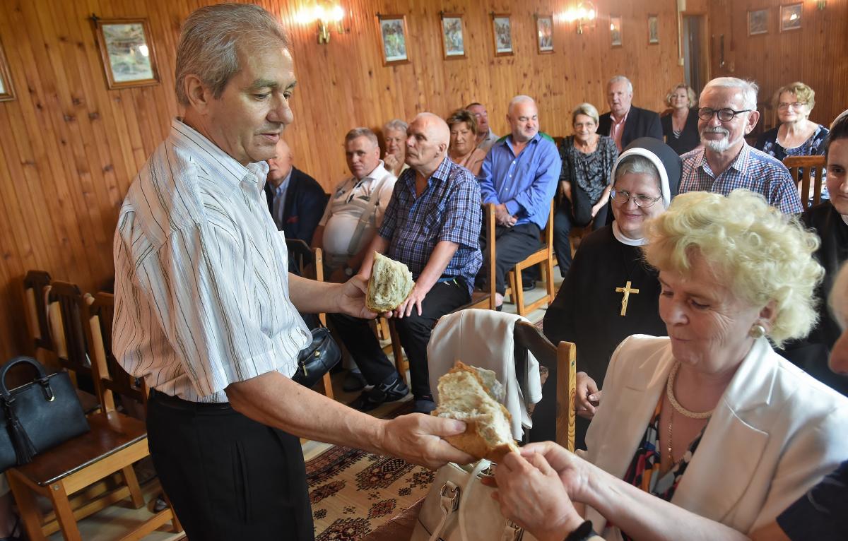 Prezes Towarzystwa św. Brata Alberta w Przemyślu Henryk Hass rozdziela chleb wśród uczestników uroczystości. To nawiązanie do słów św. Brata Alberta: „Trzeba być dobrym jak chleb”. <br/>fot.Paweł Bugira