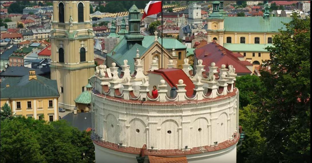 Walorem filmu są liczne zdjęcia z lotu ptaka. <br/>fot.kadr z filmu