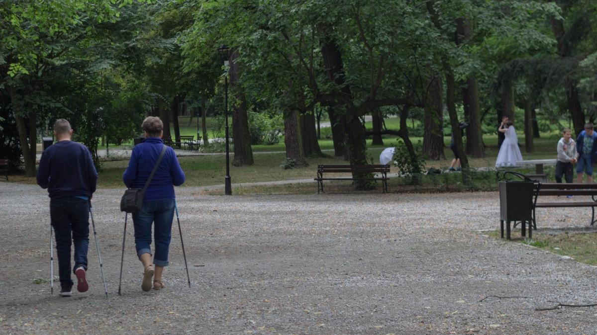 W ciągu 10 miesięcy odnowiony park zyskał przychylność mieszkańców. Powyższe zdjęcie dobitnie pokazuje, że stał się miejscem rekreacji, zabaw dla najmłodszych, a nawet plenerem dla ślubnych sesji<br/>fot.Bartłomiej Pacek