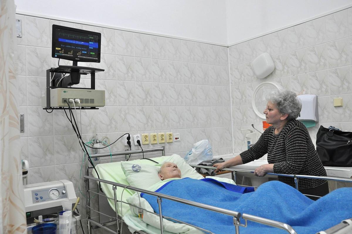 Połączenie szpitali (lub jak inni mówią – likwidacja szpitala miejskiego) przebiegało w napiętej atmosferze. Zdjęcie z 1 lutego 2016 r., kiedy doszło do wygaszenia chirurgii przy ul. Słowackiego i przeniesienia pacjentów na Monte Cassino. <br/>fot.Paweł Bugira