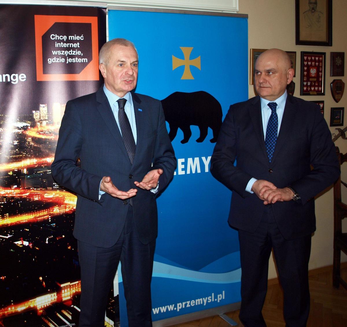 Do podpisania umowy doszło na początku 2017 r. Parafował ją ówczesny prezydent miasta Robert Choma i Piotr Muszyński, wiceprezes ds. Strategii i Transformacji Orange Polska.<br/>fot.Mariusz Godos