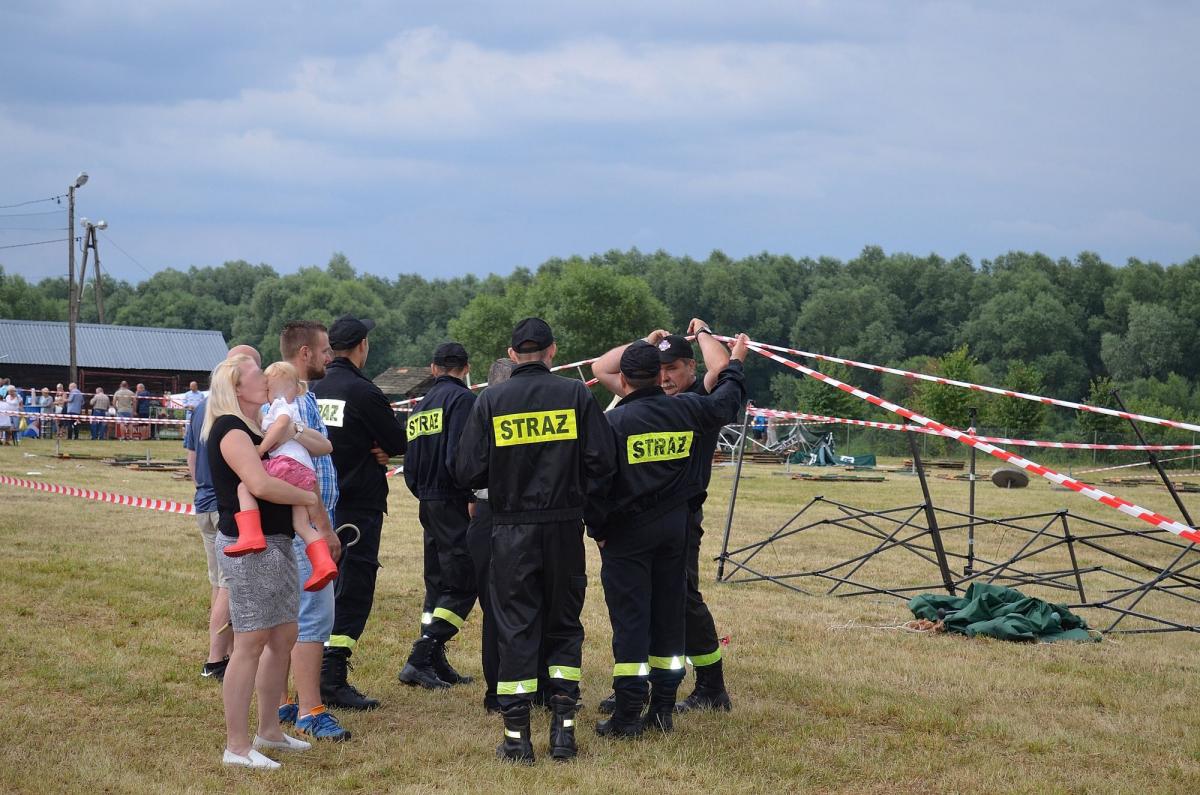 Powalona scena, zmiecione stoiska – trzydzieści sekund silnego wiatru i zupełnie inna rzeczywistość.<br/>fot.Aleksandra Białoń