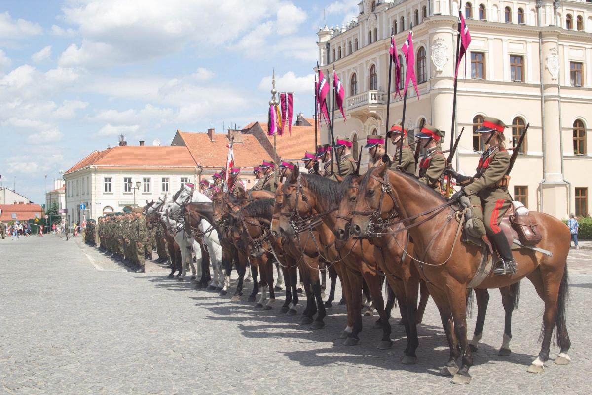 Wojsko zawładnęło Rynkiem. Szczególnie okazale prezentował się Szwadron Ochotniczej Kawalerii im. Króla Jana III Sobieskiego.<br/>fot.Bartłomiej Pacek