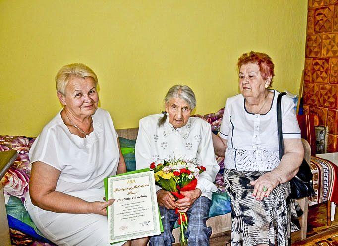 Otoczona wsparciem najbliższych pani Paulina wkracza w drugą setkę. Setne urodziny świętowała w obecności prezes przemyskiego oddziału Związku Sybiraków Stanisławy Żak i wiceprezes Joanny Preiss.