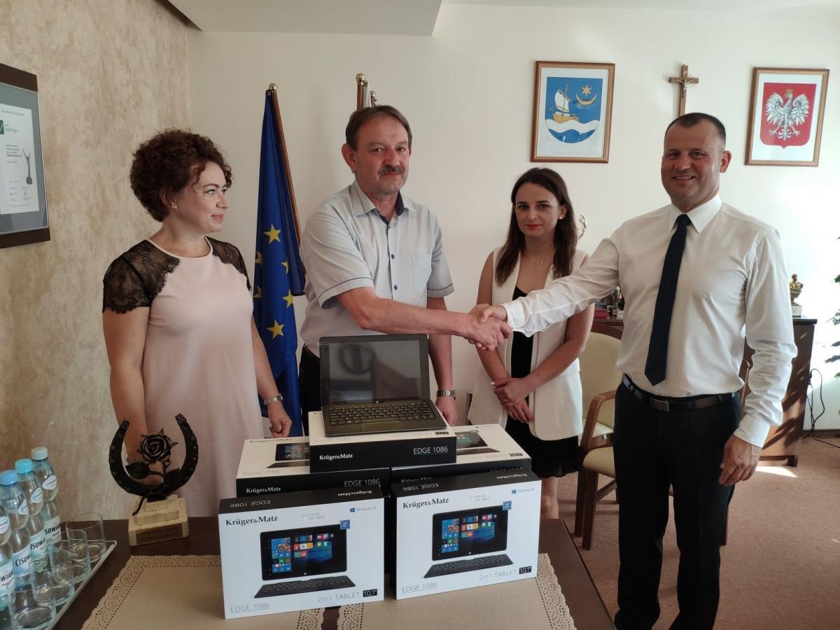 Tablety zakupione na potrzeby szkolenia dorosłych trafią w ręce uczniów SP w Jagielle.<br/>fot.UG Tryńcza