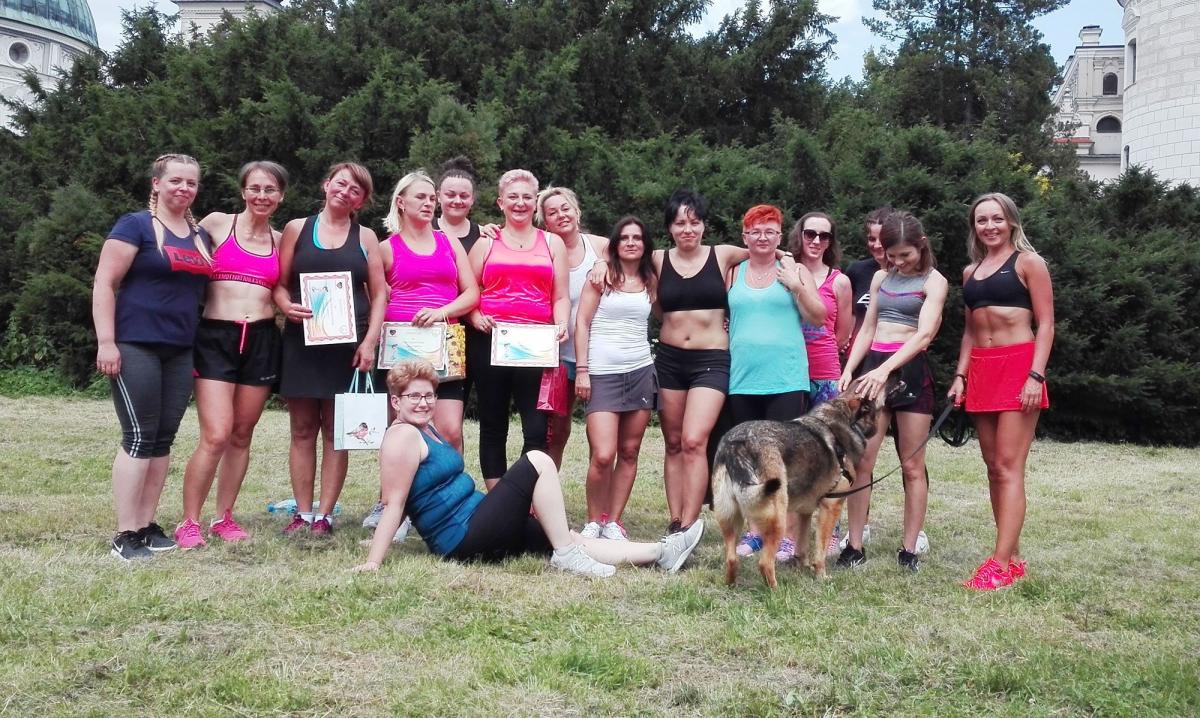Kilkunastoosobowa grupa uczestniczek Maratonu Fitnesslove przekazała cały dochód z imprezy na rzecz Schroniska dla Bezdomnych Zwierząt w Orzechowcach.<br/>fot.ze zbiorów własnych