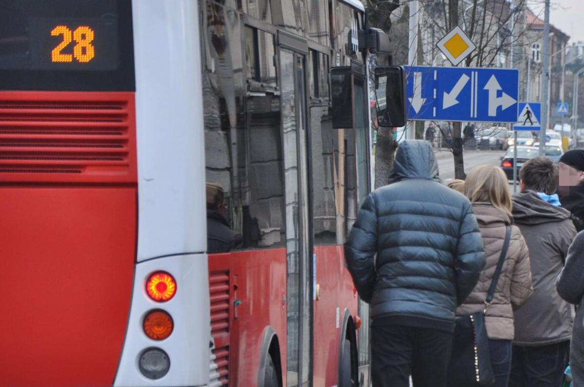 Do incydentu doszło w autobusie linii 28. Kontroler był nieubłagany. Choć kobieta mieszka we Wrocławiu, ma adres zameldowania. Uznał więc, że nie może potraktować jej pobłażliwie. <br/>fot.Paweł Bugira