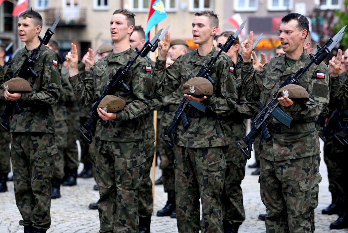 Słowa roty przysięgi wojskowej wypowiedziało 180 żołnierzy: kobiety i mężczyźni.<br/>fot.zbiory własne