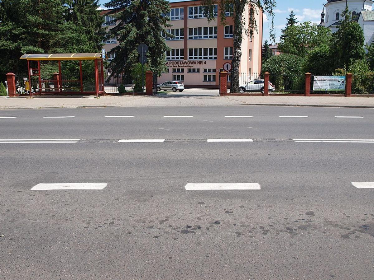 Po podwójnej linii ciągłej w tym miejscu pozostał tylko ślad. Linia przerywana pozwala skręcać na szkolny parking, jadąc od ulicy 3 Maja.<br/>fot.Mariusz Godos