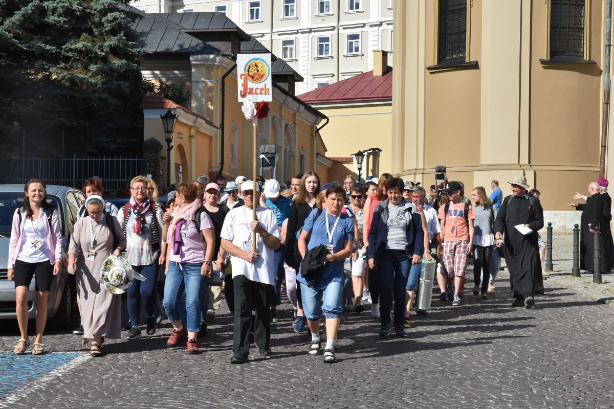 Wyjście grupy św. Jacka. Tabliczkę niesie pan Jakub – jeden z najbardziej doświadczonych pielgrzymów. <br/>fot.Paweł Bugira