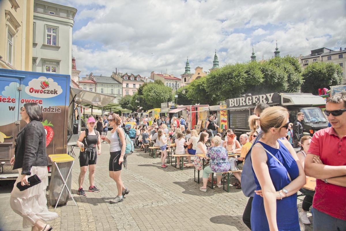 Świetnym wypełnieniem cyklu imprez był dwudniowy zlot foodtrucków, oferujących rozmaite specjały kuchni ulicznej.<br/>fot.Kamil Jacek Zarański
