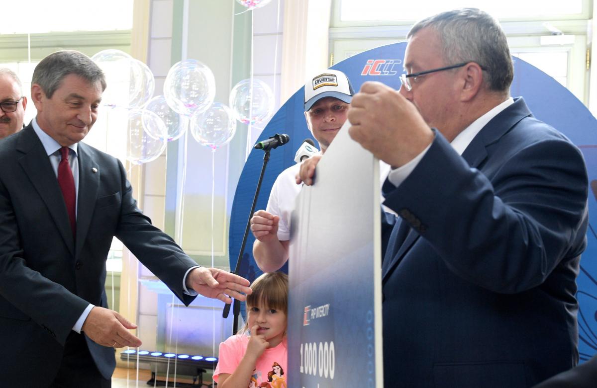 Podczas sobotniej uroczystości wśród nagradzających milionowego pasażera był m.in. Marek Kuchciński, marszałek Sejmu oraz Andrzej Adamczyk, minister infrastruktury.<br/>fot.zbiory własne