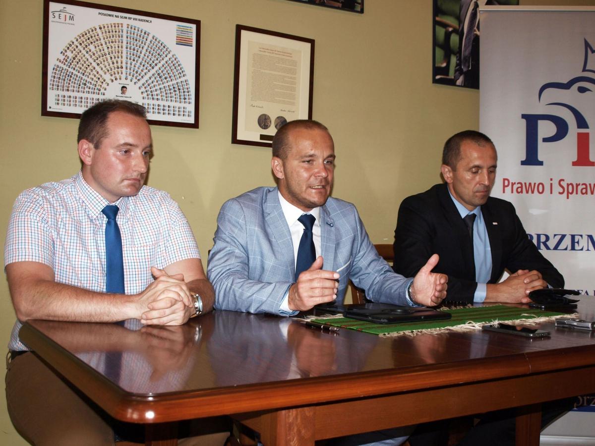 Od lewej radni: Wojciech Rzeszutko, Maciej Kamiński i Daniel Dryniak.<br/>fot.Mariusz Godos