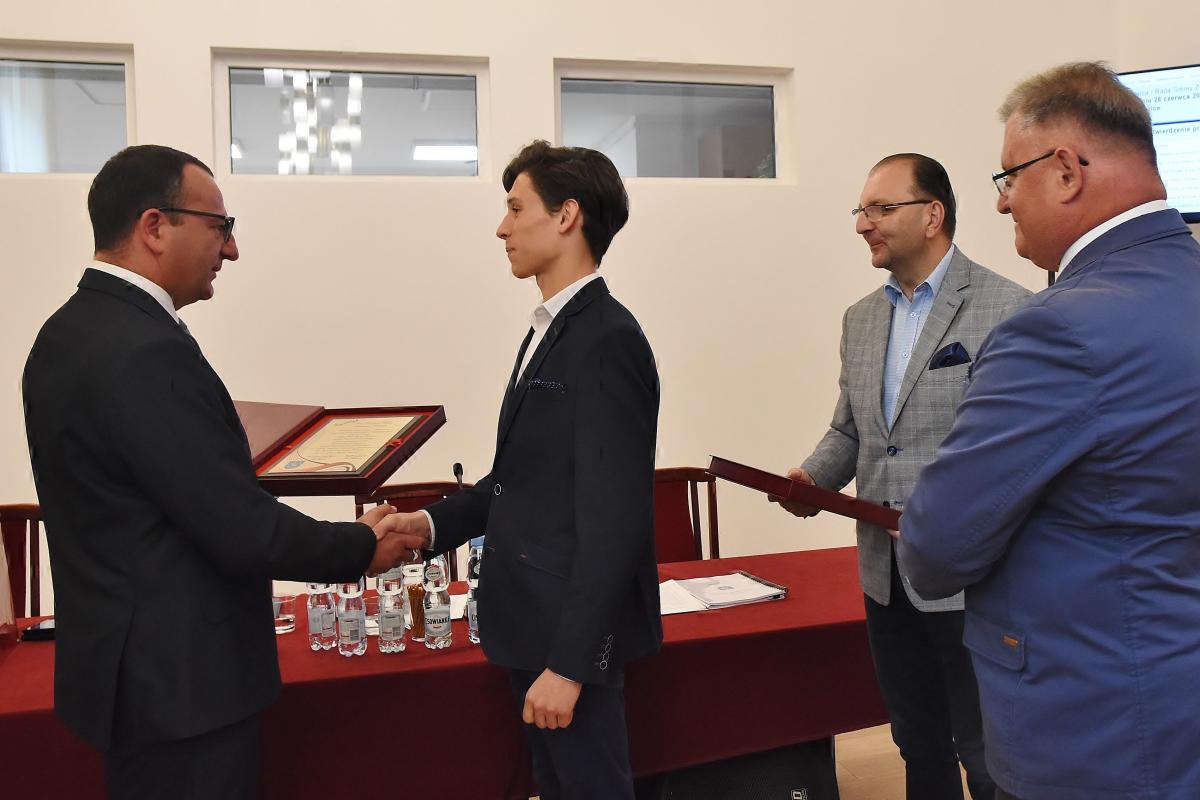 Wyróżnienia z rąk wójta Tomasza Szeleszczuka i wiceprzewodniczącego rady Janusza Rabki otrzymują: Krzysztof Polnik i Dariusz Baszak. <br/>fot.Paweł Bugira