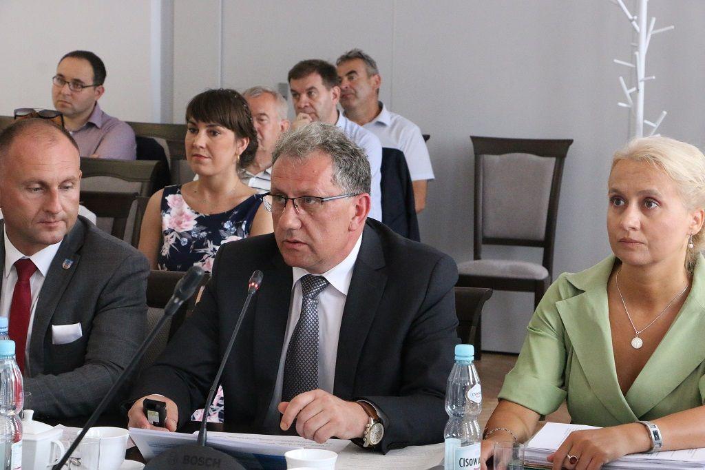 Starosta Tadeusz Chrzan (w środku) otrzymał absolutorium.<br/>fot.Starostwo Powiatowe w Jarosławiu